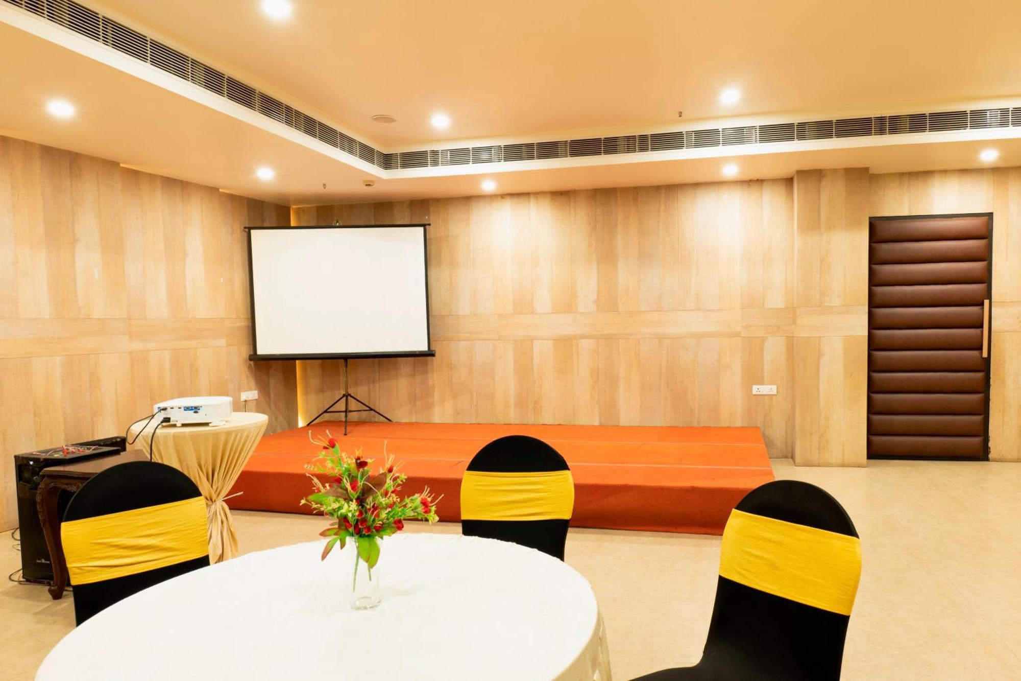Hotel Prism - A Boutique Hotel Jorhāt Exteriör bild